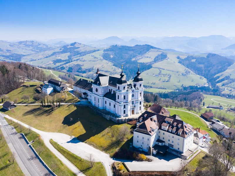 Schwimmende Almhütte und Basilika Sonntagberg